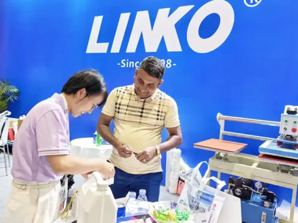 LINKO Guangzhou ITCPE Exhibition-Demonstrate Chinese DTF printer to customers