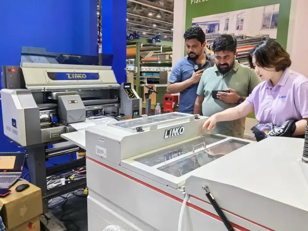 LINKO Guangzhou ITCPE Exhibition-Explain Chinese DTF printers to foreign customers
