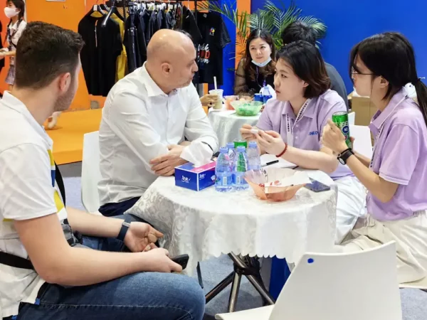 LINKO Guangzhou ITCPE Exhibition-Explain products to foreign customers