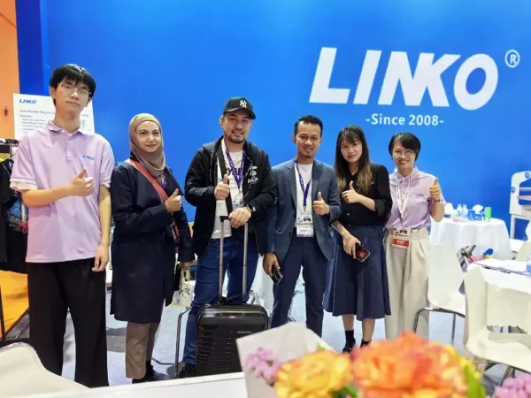 LINKO Guangzhou ITCPE Exhibition-Take photos with customers